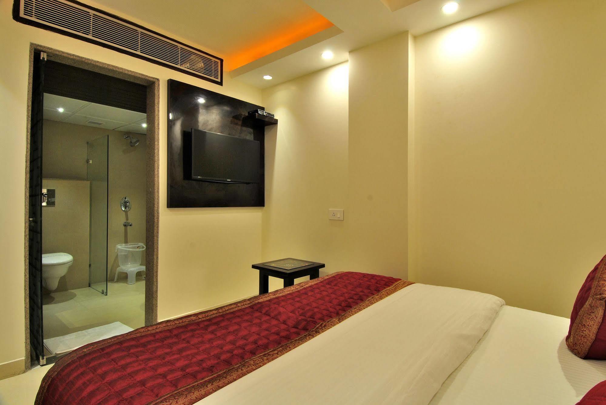 Sai Miracle - Luxury Living Hotel New Delhi Bagian luar foto